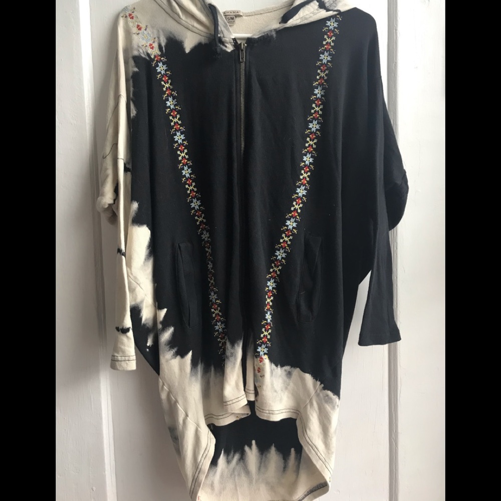 Tie-dye wing sleeve sweater/ embroidered details